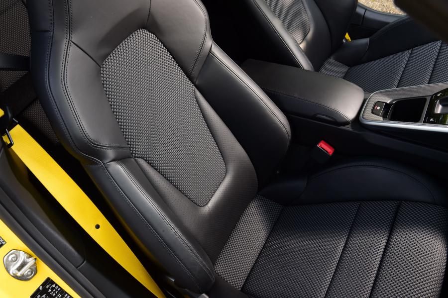 Интерьер Porsche 911 Carrera 4S (992) 2019 года  (UK) (фото 32 из 40)